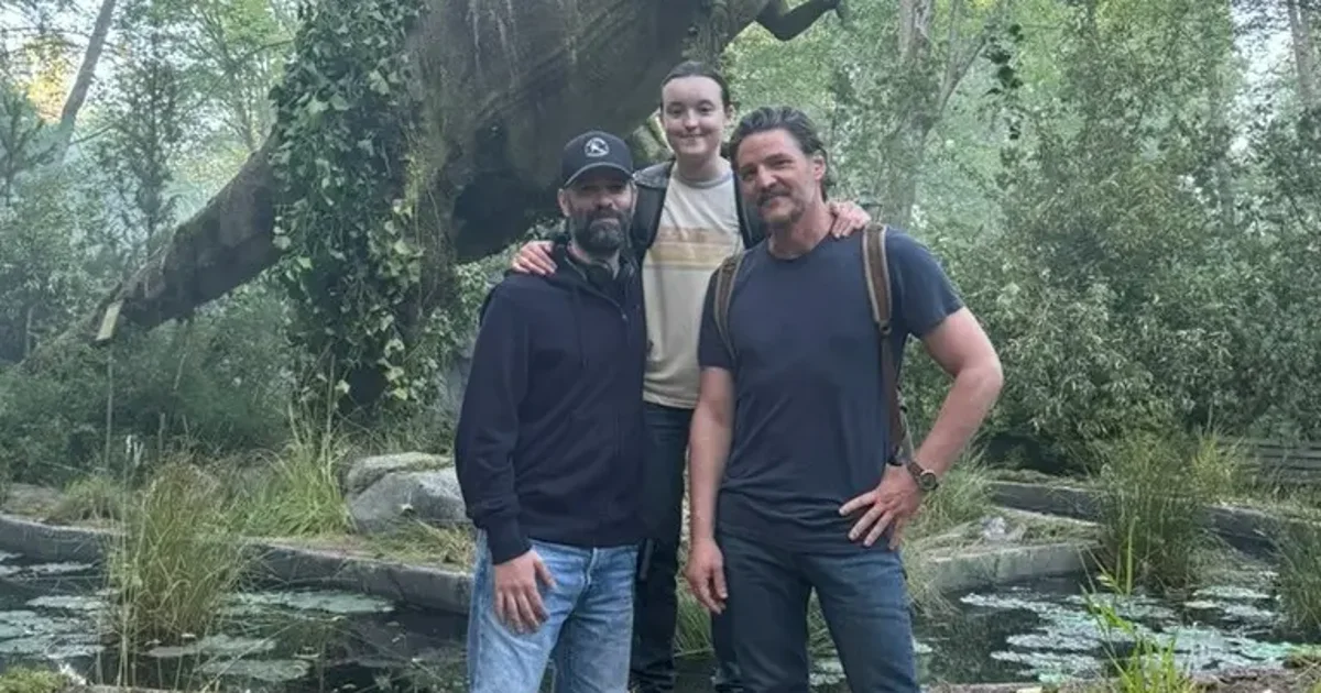 neil-druckmann-on-the-set-of-the-last-of-us-season-two-with-pedro-pascal-and-bella-ramsey-1